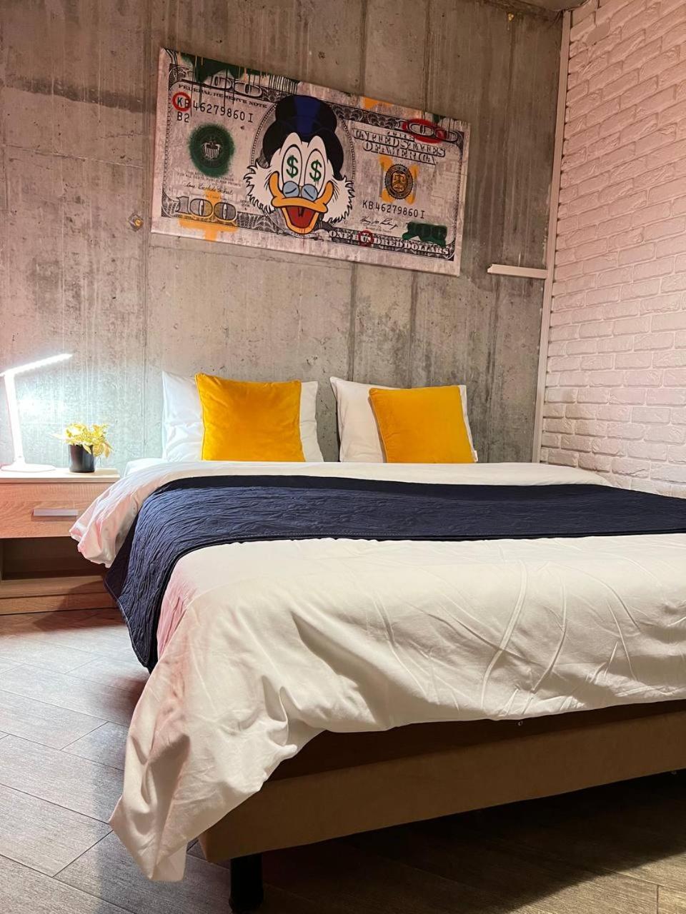 Moonlight Hostel Lviv Bagian luar foto