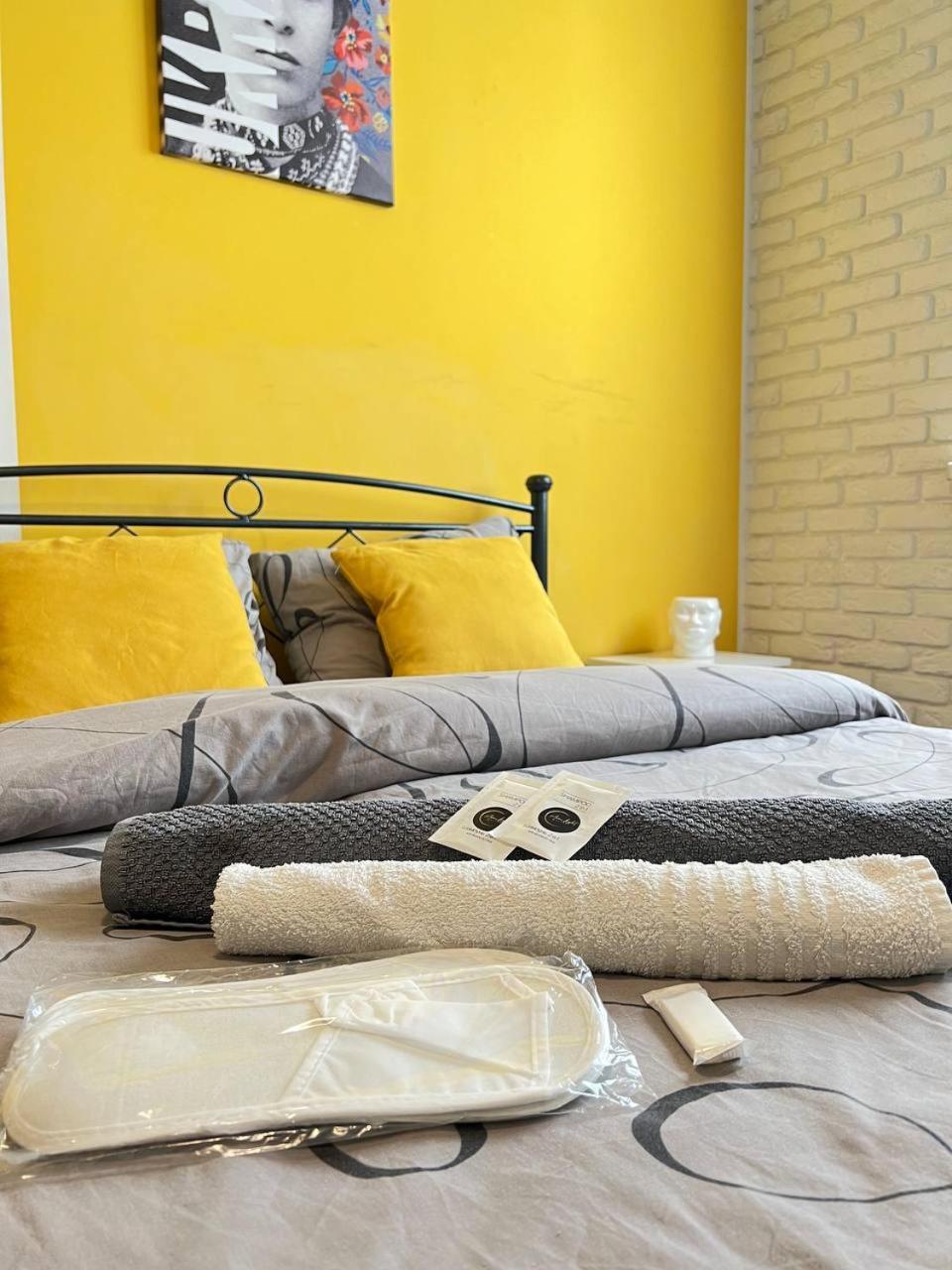 Moonlight Hostel Lviv Bagian luar foto